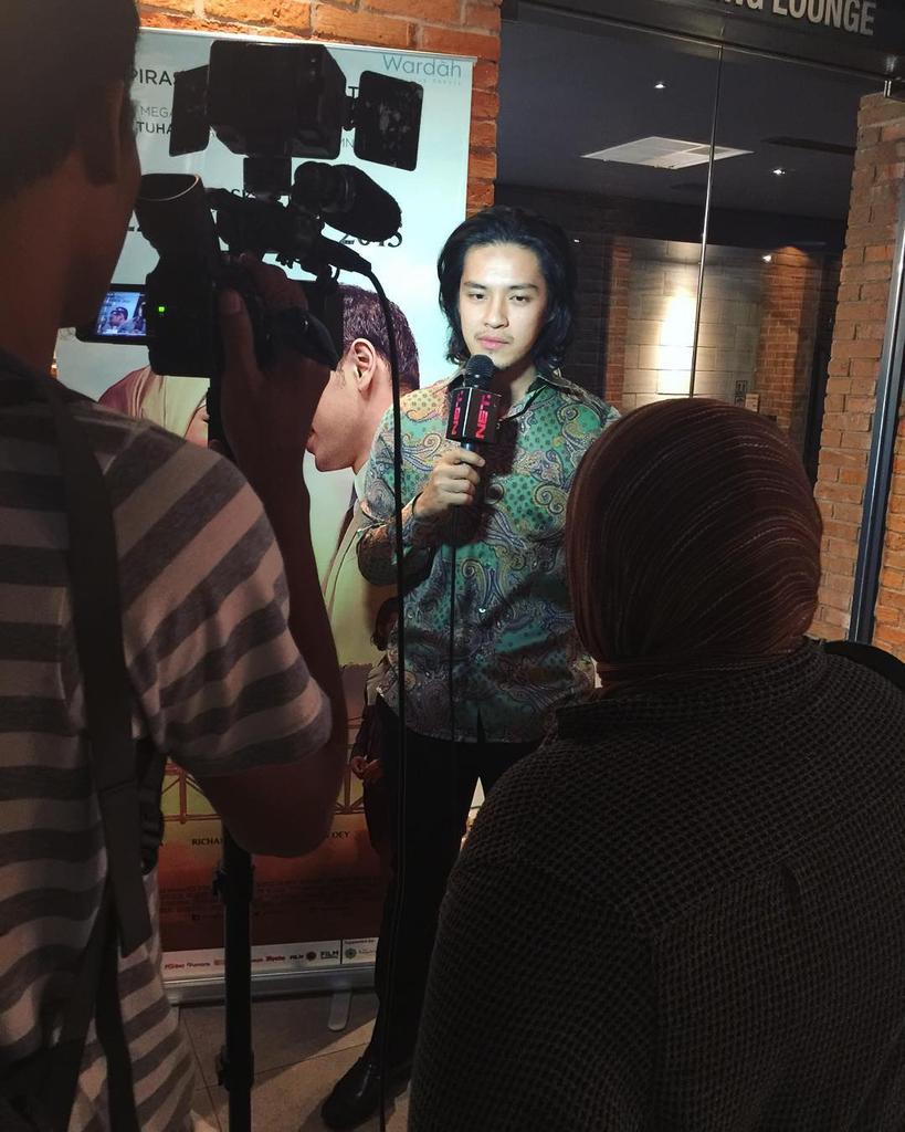 MorganousJ's tweet photo. @MorganOey at CGV Blitz alias diwawancara deh fotonya @sastragozali http://t.co/Imoz0SK2o3