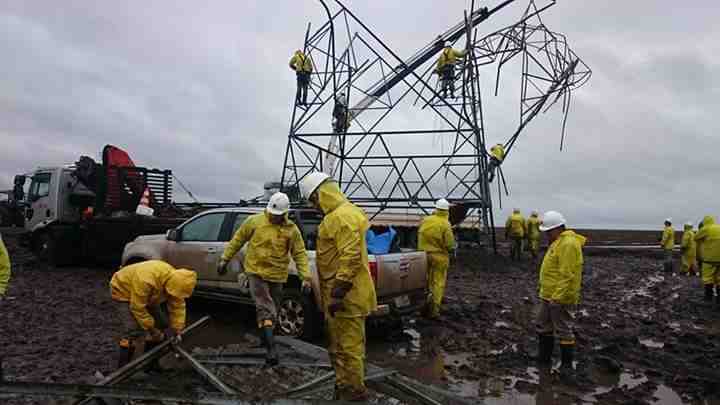 rge_cpflenergia's tweet photo. Áreas alagadas impedem o acesso das equipes. http://t.co/o1AoZf1YUr