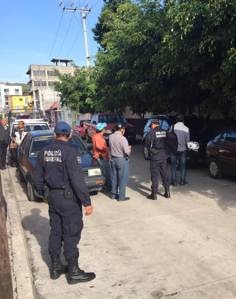 Matan a profesor afuera de preparatoria en Puebla - CRNYlqBUsAAEUgL