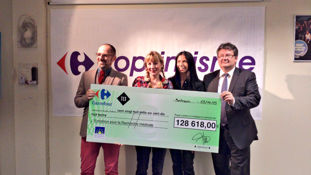 Carrefour remet un chèque de + de 128.000 € à la @frm_medical en présence de <a href="/Julie_Depardieu/">Julie Depardieu</a>