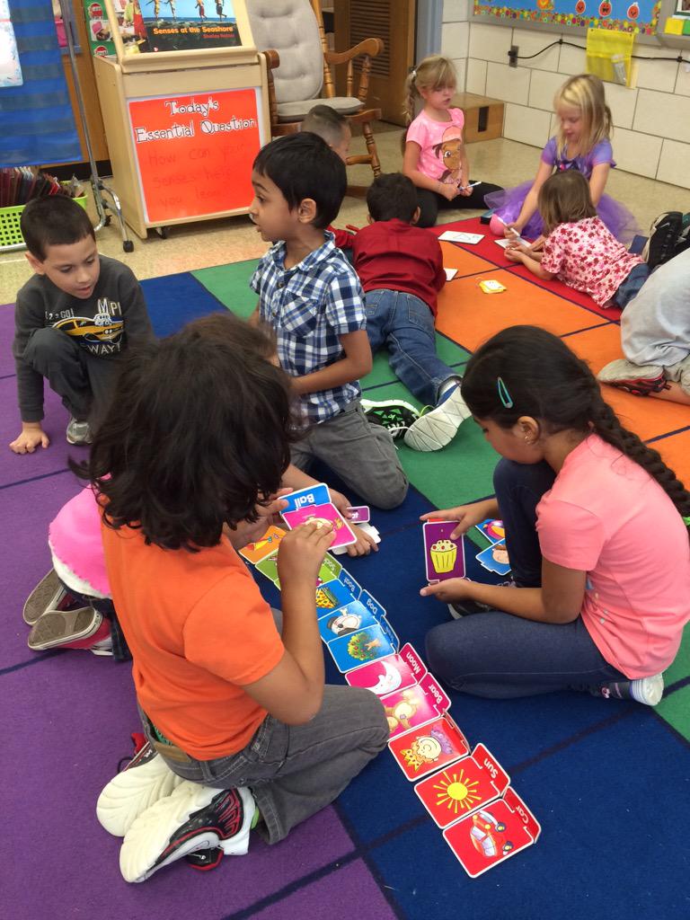 sherrylynn311's tweet photo. Kindergarteners practice sounding out words #learning games #ColgateES http://t.co/Lvf9hIEshI