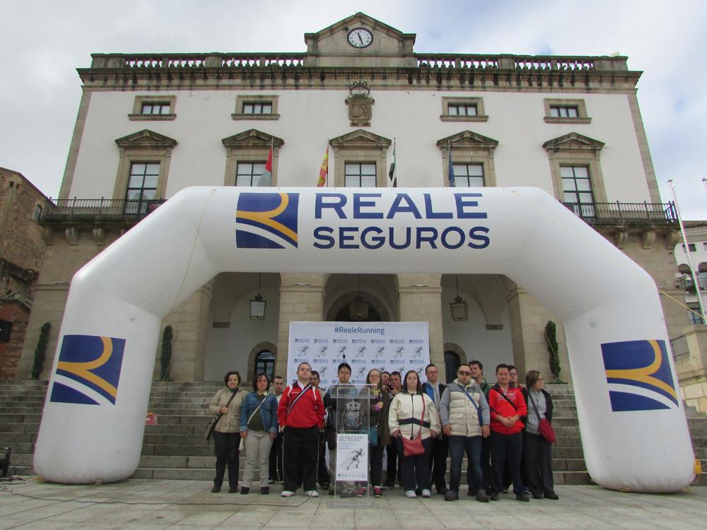 El testigo de #RealeRunning lo coge…#Cáceres. Lo presenta <a href="/DownCaceres/">@DownCaceres</a> en la Plaza Mayor de la ciudad.