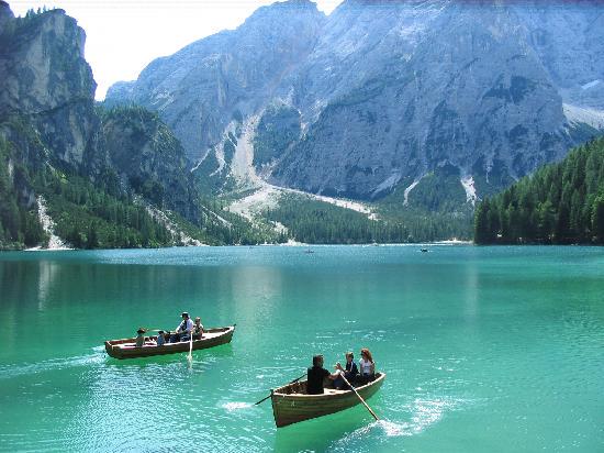 RefugioLinne's tweet photo. i miei amici mi hanno portato sul lago braies, fantastico! http://t.co/2s6JXvZwwg