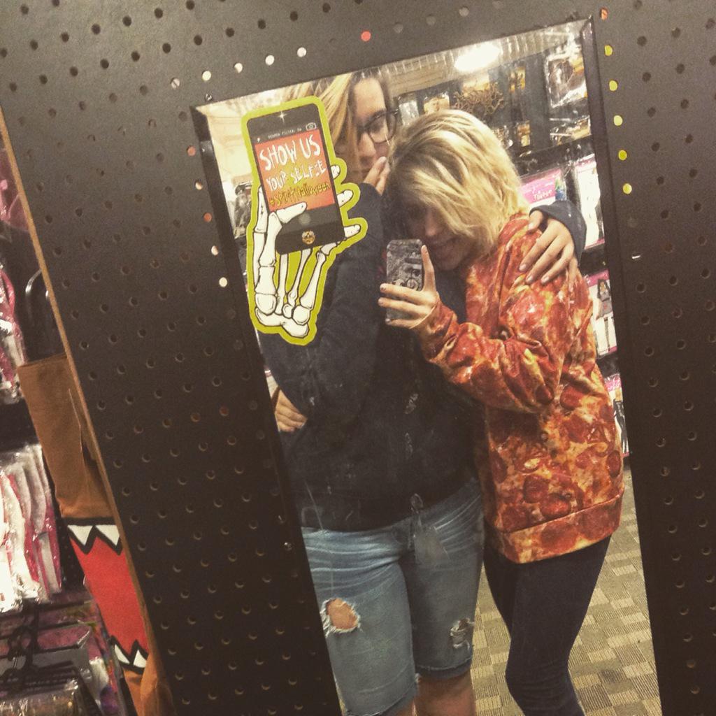 noel_smithyo's tweet photo. Selfie with my best friend 💕💕 #spirithalloween http://t.co/sV4tCsw4zY