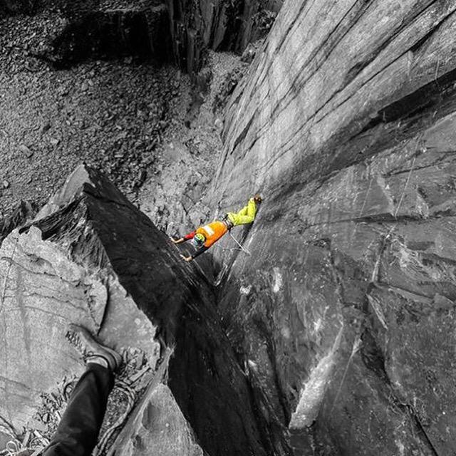 RobbiePhillips_'s tweet photo. Bridging up "The Quarryman" groove 😁 Dawes Style!!! #climbing #welsh #slate http://t.co/FIHtGHmvgv