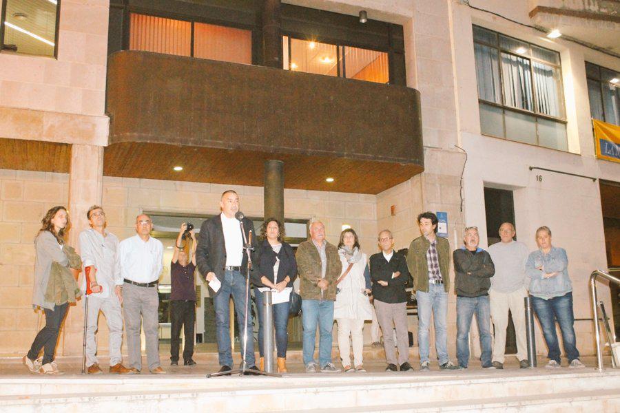 Normapujol's tweet photo. Concentració a Flix en defensa d la democràcia i en suport als imputats pel 9N
#9NSomTots @AjuntamentFlix @anc_flix http://t.co/qVWpeVFT3O