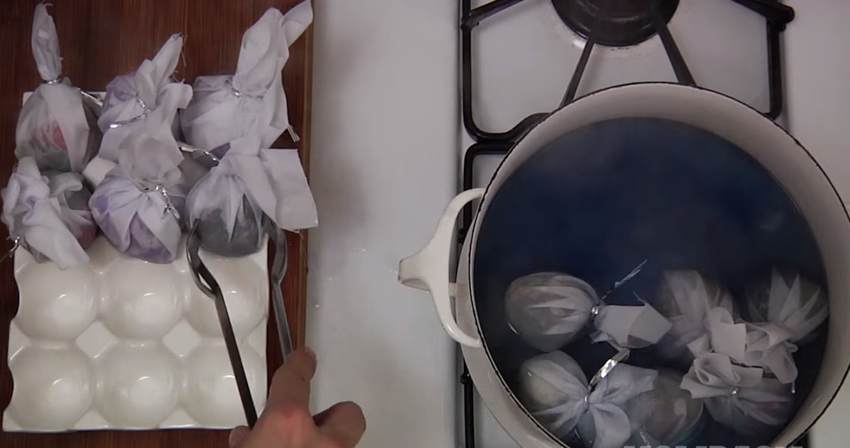 fixpinit's tweet photo. She Wrapped Eggs In Silk And Then Boiled Them. The Result? INCREDIBLE http://t.co/3Oex1viElL http://t.co/muCqbdPm5D
