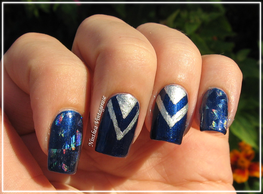 #ladyqueen @LadyQueenMall #foil #holo #holographic #nails #unghie #nokti #blue #nailart #easy
nintheavintagerose.blogspot.hr/2015/10/crushe…