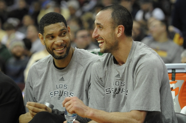 FriendlyBounce's tweet photo. when you're supposed to be paying attention to the game but your friend tells you the #HPPreview is coming out soon http://t.co/PUk58WgSw0
