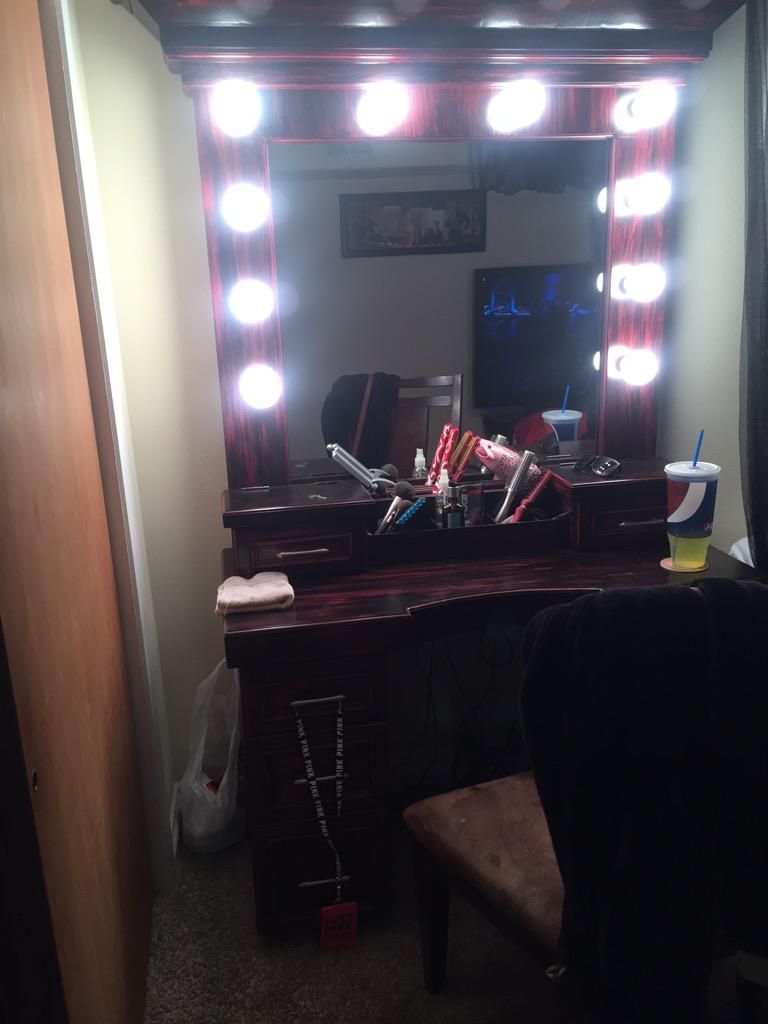 krystalgauer's tweet photo. When you boyfriend builds you your dream vanity 😘👌 http://t.co/J3P3O4QkGW