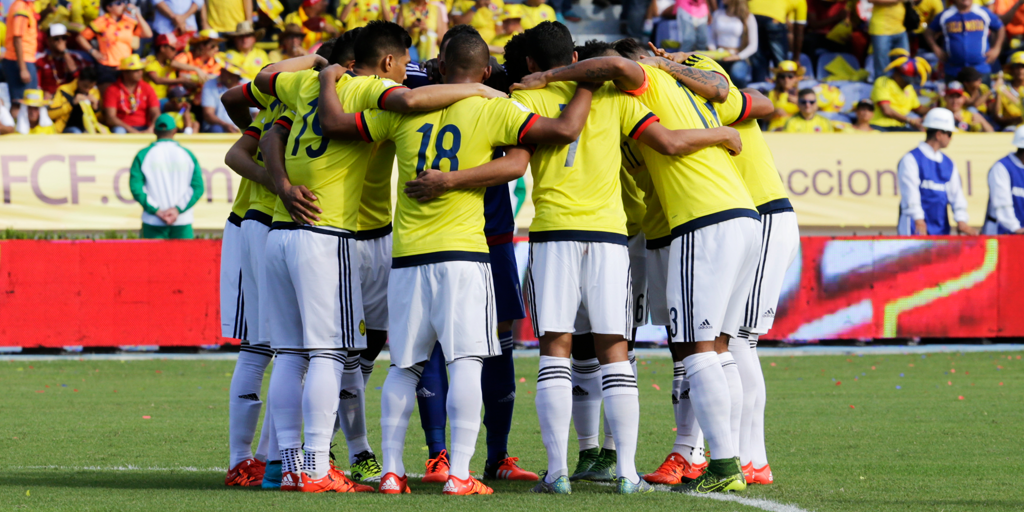Bancolombia's tweet photo. #MásAlláDeLaVictoria o la derrota, demostrémosle a Colombia que unidos es posible un mejor país ⚽ http://t.co/4vlCR3QZqi