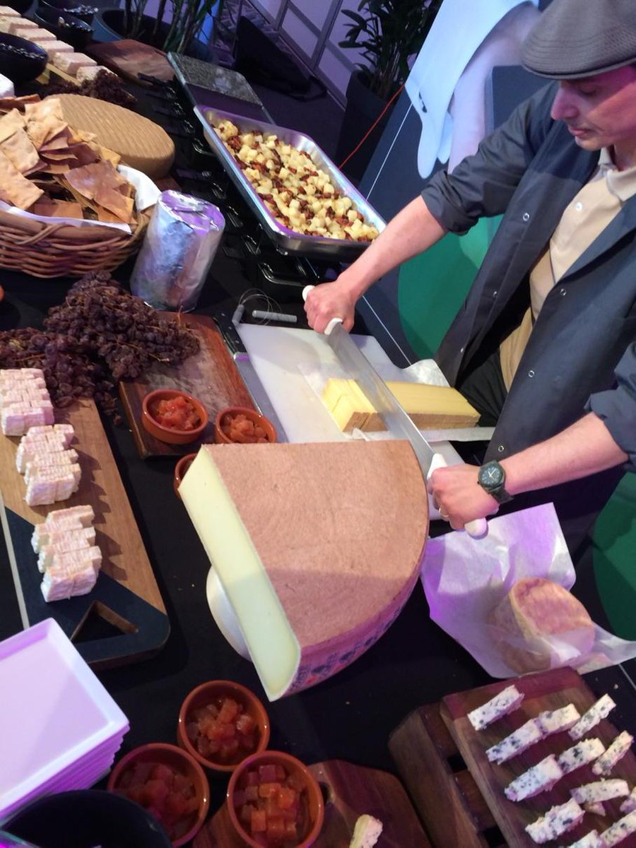 coventry1's tweet image. Ahh victor the master at @MRCTrackNews@jdrshaw  barrier draw , all cheeses from @SpringStCheese ..great job by all