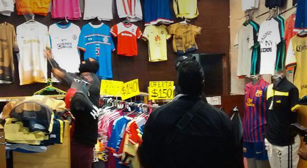 Aseguran cuatro toneladas ropa 'pirata' en DF - CROkjm8VEAAf6VG