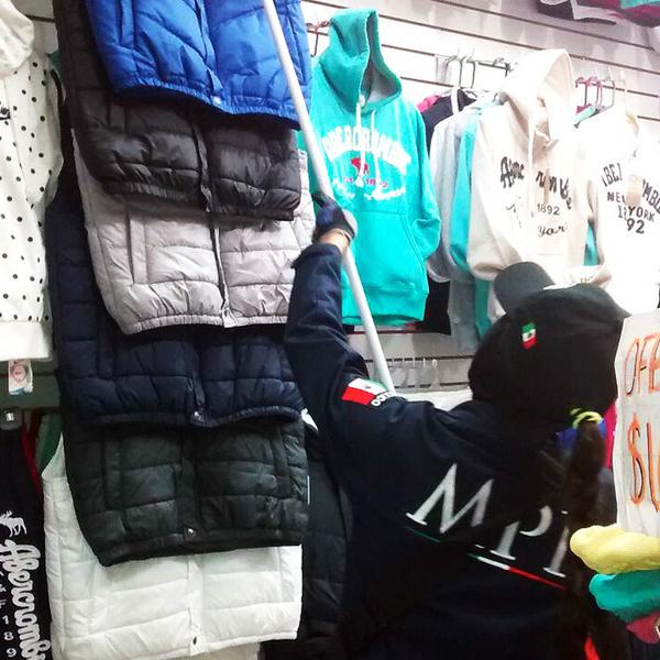 Aseguran cuatro toneladas ropa 'pirata' en DF - CROkjn7U8AAIxGV