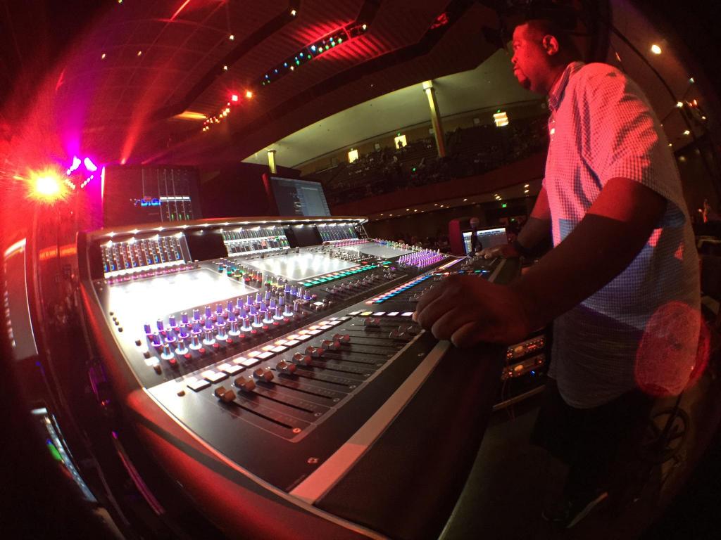 NeverSleepProd's tweet image. Front of house engineer in the mix! #KyleHamilton #FOH #UnbreakableWorldTour #JanetJackson #1AlbumOnBillboardChart