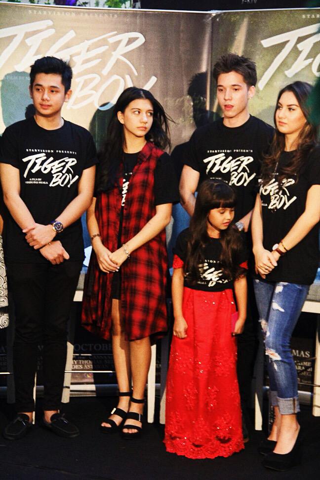 cassandrasleee's tweet photo. Nntn ya Liputan aku hadiri Premiere #TigerBoyMovie @Starvisionplus With my family di  KISS @IndosiarID jam 10 Today http://t.co/1QnDlcj8yd