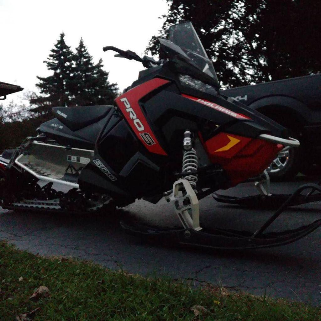 SnowmobileFotos's tweet image. #Snowmobile Foto: By Instagram crazyyankeesportfishing ift.tt/1LMveW5 OK #winter I&apos;m ready! 
#polarisaxys…