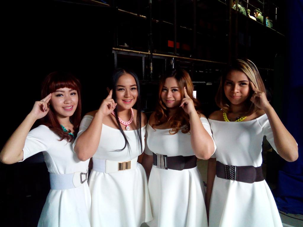 dahSyatMusik's tweet photo. Hayo tebak @theputeribahar bakalan bawa lagu apa? #dahSyatnyaBikinBeda http://t.co/KzwvbLelat