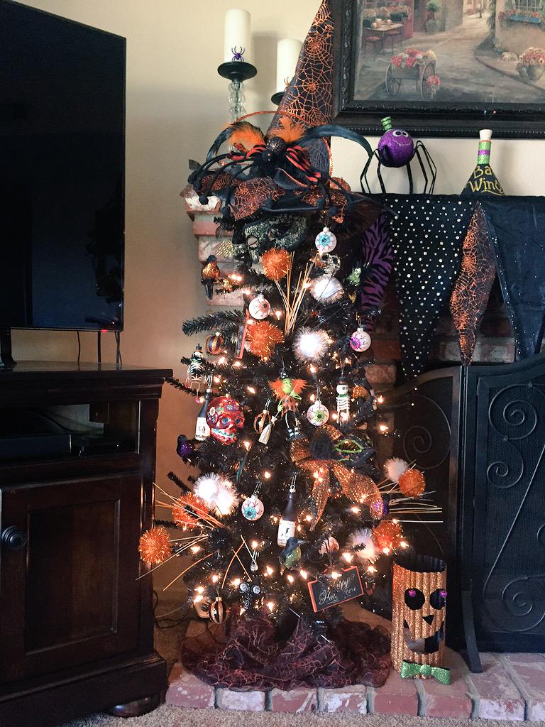 alyrose74's tweet photo. @pier1 I just love all your Halloween Decor 🎃👻 http://t.co/PcWIfigvcM