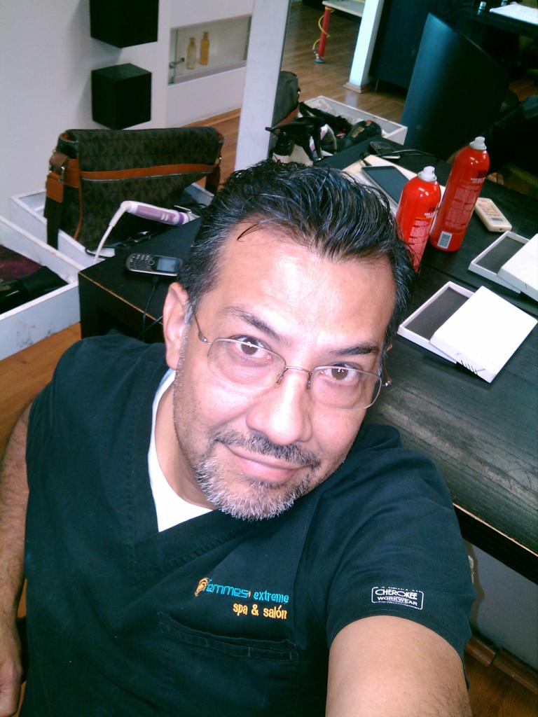 GERONIMOTORRES's tweet photo. Besos los amo!!!!!ya ptomo tu cumple!! http://t.co/UiUW9BX3Vy