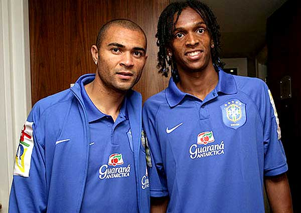 Fantasmapresent's tweet photo. SAUDADES DO RESPEITO COM A SELEÇÃO SAUDADES DOS CRAQUES DE ANTIGAMENTE PORRA QUE SAUDADES AFONSO E JÔ S2 http://t.co/q43eNf6apF