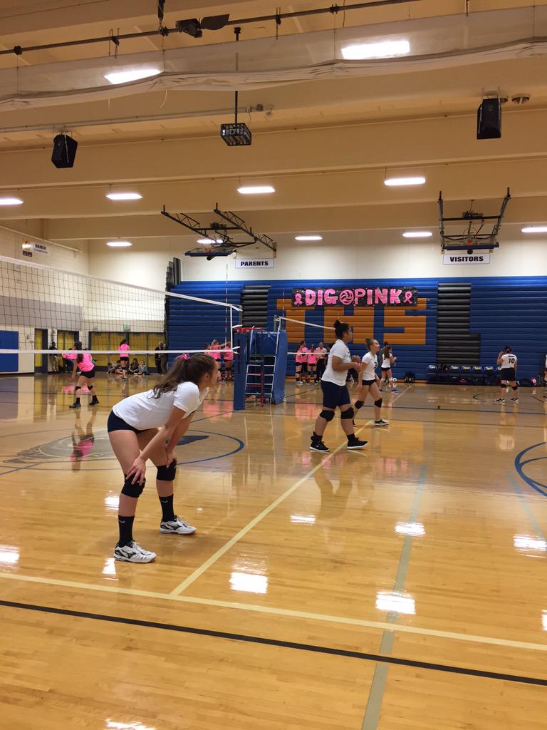 BeamerVb's tweet photo. JV and C-team pre game warmup!  #DigPink Beamer @ Tahoma http://t.co/xsZbhxUyG6