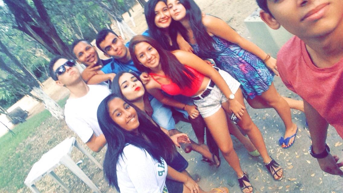 leeh_soares2's tweet photo. "Eu nunca..." "vocêsarrasam #sãodemais #amomuito #tamuito #temque ser menos 💥🍻💞 http://t.co/HLvBwJ8ve8