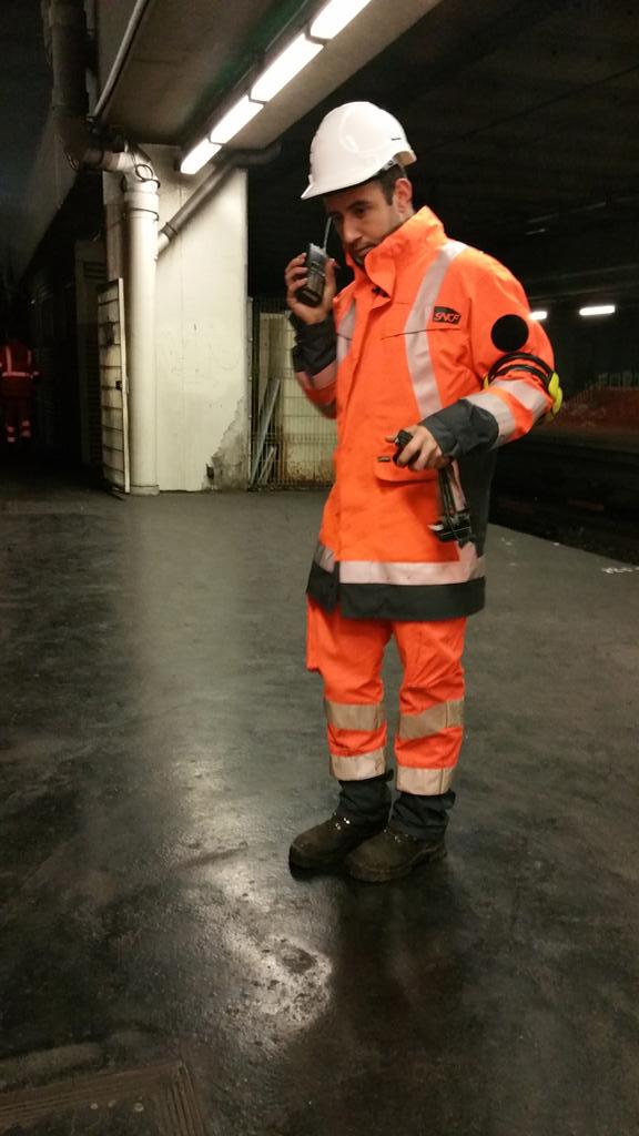 Nvnpnen's tweet photo. Loic - 1ère nuit à son compte en Agent d'Accompagnement des Trains de Travaux, manoeuvres et tout. Un collector 😉 http://t.co/YOaRc48J2W