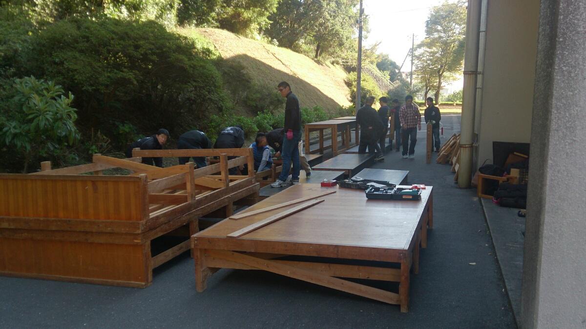 雛壇も、持ち込み分だけで１０台！立体的なステージをお楽しみいただけるよう工夫しています。