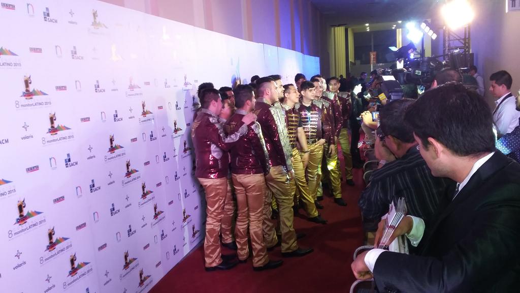 SAPSGrupero's tweet photo. Y así el desfile de estrellas en la Convención monitorLATINO con Edwin Luna y @bandatrakalosa #CML15 #SapsEnMonitor http://t.co/I3Ve1US8vA