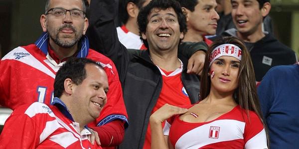 geglobo's tweet photo. Torcedora ignora o frio e esquenta arquibancada no duelo entre Peru e Chile http://t.co/8Eb1l9bUS2 http://t.co/mwb6wQNF5h