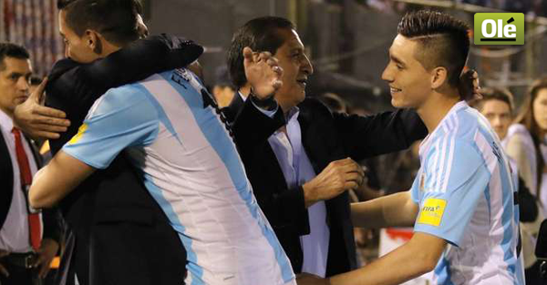 DiarioOle's tweet photo. Abrazo de #Ramón con su pichón #Kranevitter y con #FunesMori, que tuvieron su bautismo ▶http://t.co/y8SufLOVBO http://t.co/iGParvVsiS
