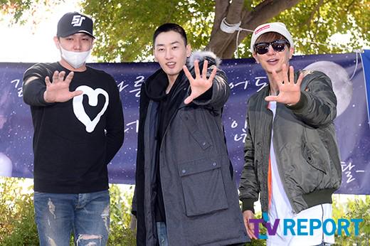 Koreaboo's tweet photo. Super Junior’s Eunhyuk bids farewell to fans with Kangin and Leeteuk by his side -- http://t.co/FnAwBHZF1B http://t.co/ALTB89idQD
