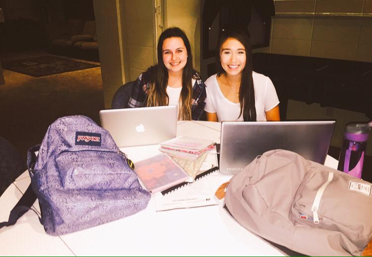 fsphimu's tweet image. Sisters who study together, stay together! 📚✏️ #studynight #sisterhoodevent