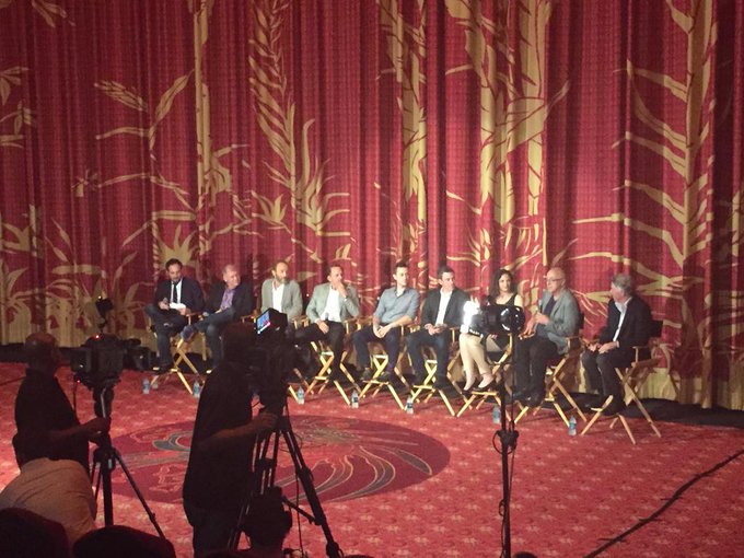 I AM LITERALLY 50 FEET FROM ROBERT ZEMECKIS AND ALAN SILVESTRI RIGHT NOW ? http://t.co/XClIadpJaF