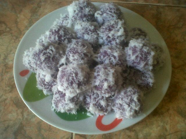 triyani03's tweet photo. Bikin cemilan yg ungu2.. http://t.co/FXzazaxQFF