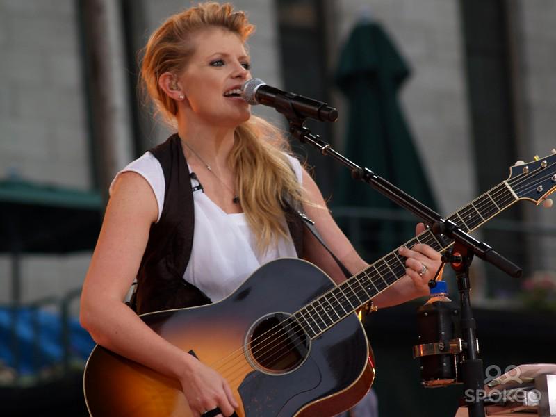 Happy Birthday to Natalie Maines, who turns 41 today! 