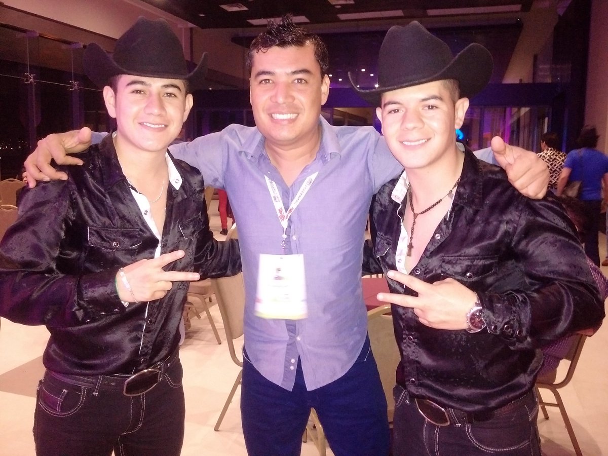 TORITOZIH's tweet photo. @Alvara2Oficial en el AfterParty de La convención @monitorLATINO #CML15 http://t.co/D8acL3AVCb