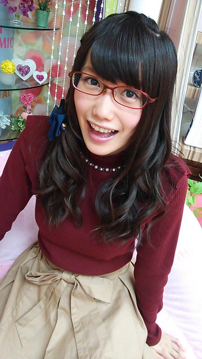 赤の可愛い衣装を着てこちらを見つめている加藤里保菜の画像♪