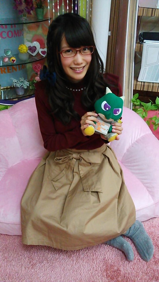 可愛いマスコットを持って座っている加藤里保菜の画像♪