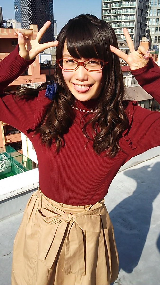 屋上でピースサインをする加藤里保菜の画像♪