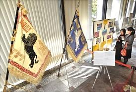 mainichijp_bb's tweet image. 7月の都市対抗野球大会で大阪市勢の日本生命が優勝、大阪ガスが準優勝したのを記念し、市が優勝旗「黒獅子旗」と準優勝旗「白獅子旗」を市役所に同時展示しています goo.gl/slbykT #都市対抗野球