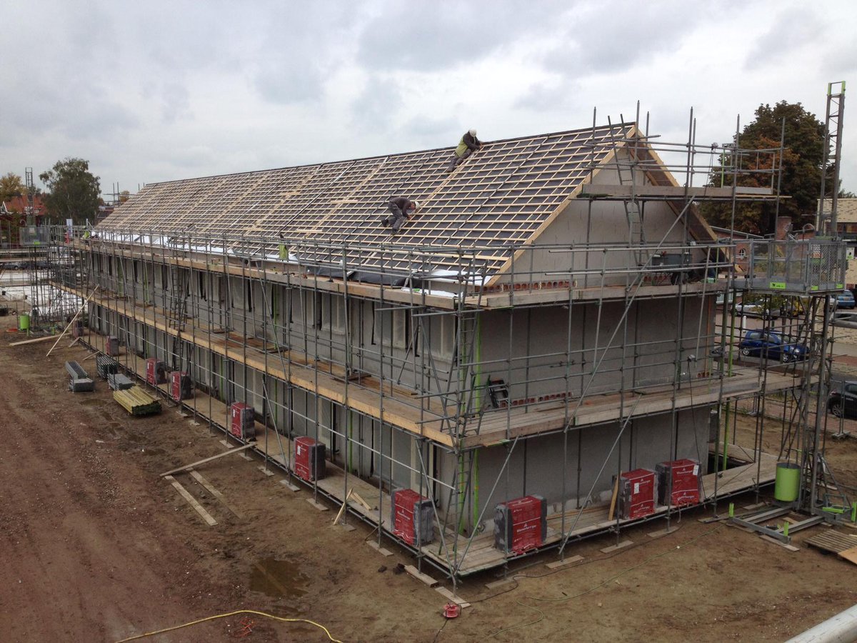 De eerste kappen zijn geplaatst op project Leeuwerikweide #woningbouw #lekkerEIGENhuis <a href="/gem_Zutphen/">Gemeente Zutphen</a> <a href="/tbiwoonlab/">tbiwoonlab</a>