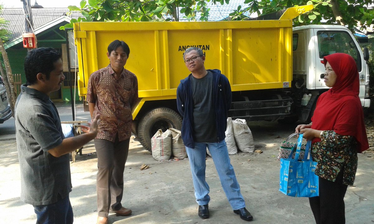 ba_sanga's tweet photo. Kepala balai perikanan kelautan Pontianak ke Basanga terkesima. http://t.co/GcHcLope0Q