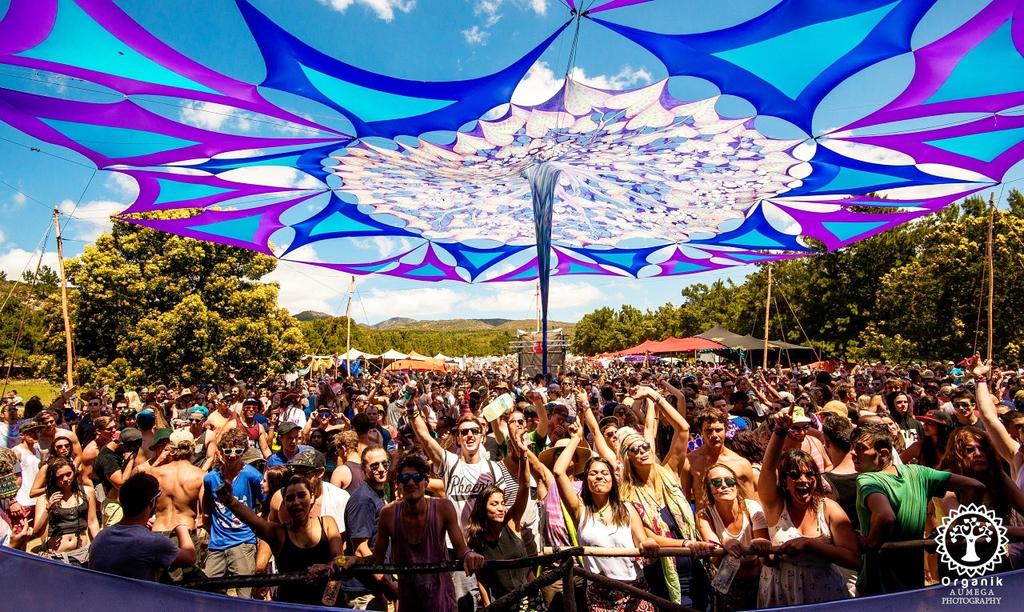 organikpsy's tweet photo. Almost time for #gaiandream2015 #organikpsy #vinivici #virtuallight #localpsy #juliangraham #3dayfest #capetown http://t.co/uaiMACTuyB