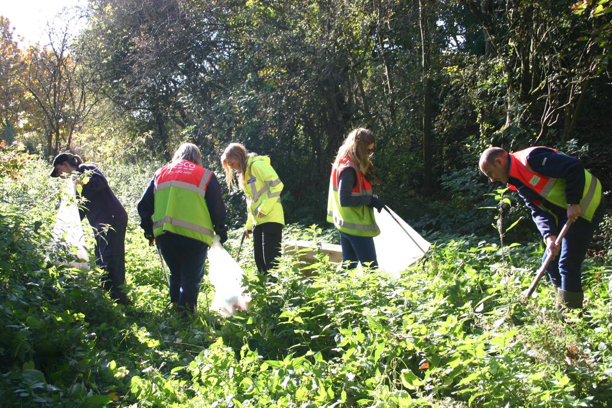 NWLeics's tweet photo. Volunteers from .@Tesco and .@cevalogistics joined with us to clean a litter hotspot https://t.co/2FEdTCbvYt #nwldc http://t.co/ozsexnpZmw
