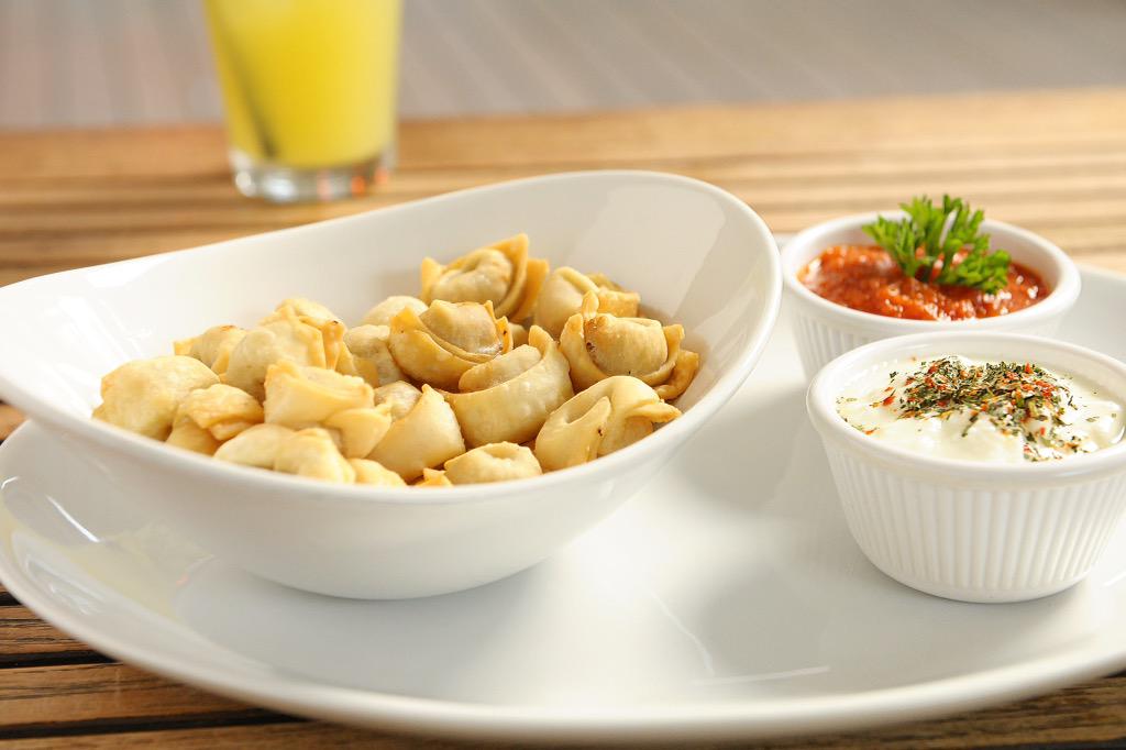 Türk mutfağının en sevilen lezzetlerinden mantı, sizi öğle yemeği için bekliyor.
#LunchBox #worldcuisine