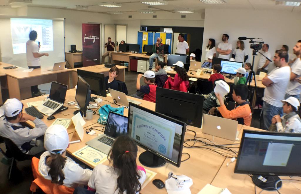 FacilityLive's tweet image. #Coding4KidsPV:giochiamo c/ @scratch! Live #streaming:goo.gl/VEMoT2 #codeweekeu #CodeEU #eSkills