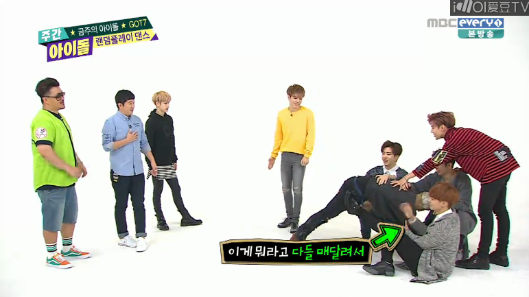 GOT7TH's tweet photo. แจ็คสันเต้นผิด โดนลงโทษโดยยูคยอมค่ะ ทรุดเลย 5555555 http://t.co/9KKbFsEHiP