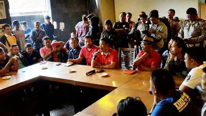 detikcom's tweet photo. Ridwan Kamil dan Manajemen Persib Bahas Kesiapan Final Bareng Bobotoh http://t.co/LEmax9VMtM http://t.co/cb8Jz6nxKX